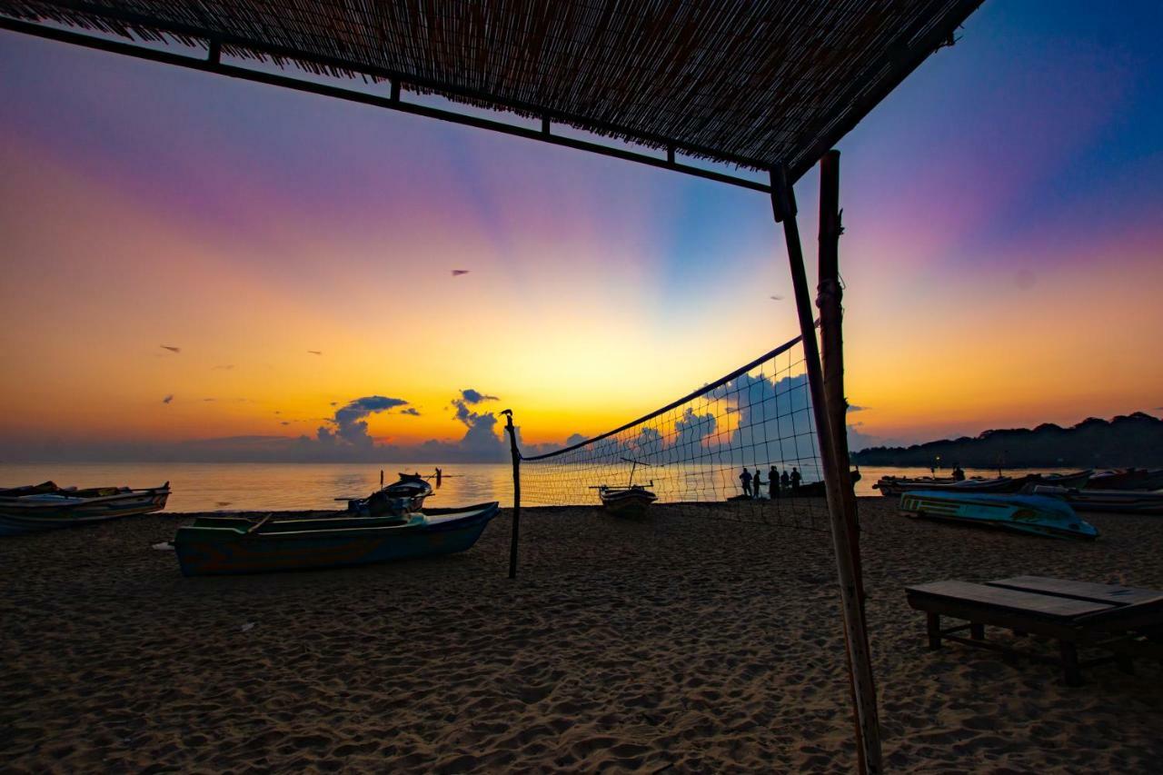 Water Edge Hotel & Restaurant Arugam Bay Exterior photo